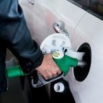 Una mujer pone gasolina a su vehículo, a 17 de junio en Madrid