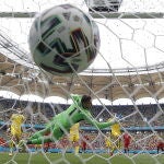 Ezgjan Alioski de Macedonia del Norte marca su primer gol durante el partido ante Ucrania