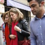 Sergio Ríos acompaña la esposa de Bárcenas en la puerta de su domicilio en Madrid.