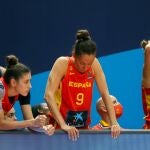 Laia Palau, cabizbaja en el banquillo tras la derrota ante Bielorrusia