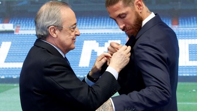 Sergio Ramos y el presidente del Real Madrid, Florentino Pérez, durante el acto de homenaje y despedida del jugador