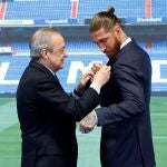 Sergio Ramos y el presidente del Real Madrid, Florentino Pérez, durante el acto de homenaje y despedida del jugador
