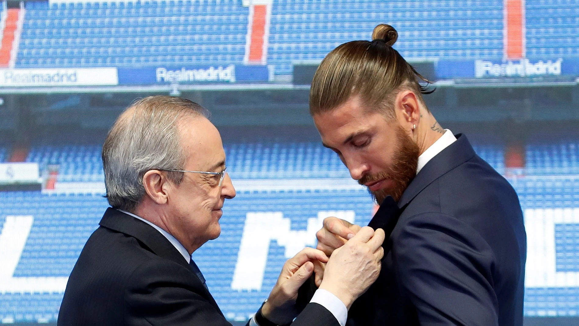Sergio Ramos y el presidente del Real Madrid, Florentino Pérez, durante el acto de homenaje y despedida del jugador