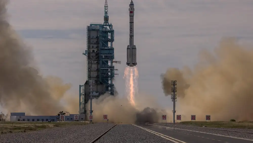 El cohete Larga Marcha 2F despega para transportar la nave Shenzhou-12 al espacio, en el Centro de Lanzamiento de Satelites de Jiuquan, en el desierto de Gobi (China).