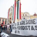 El Defensor del Pueblo pidió a la Fiscalía "indagar de manera exhaustiva los hechos, con especial atención en la posible relación de estos con la actividad periodística de las víctimas". EP