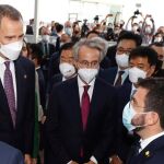 El Rey Felipe VI (2i), conversa con el presidente de la Generalitat, Pere Aragonès