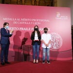 El presidente de la Junta de Castilla y León, Alfonso Fernández Mañueco, aplaude a la entrega de la Medalla al Mérito Profesional de la Junta de Castilla y León a título póstumo a los hijos de Roberto Fraile, a 18 de junio de 2021, en Salamanca, Castilla y León, (España). La Junta de Castilla y León, honra así el trabajo de este reportero, asesinado el pasado 27 de abril en Burkina Faso. El galardón supone el reconocimiento de la contribución de Roberto Fraile contribución durante toda su trayectoria profesional a la libertad de prensa y a la libertad de expresión, defendiendo la garantía del derecho de los ciudadanos a recibir una información plural y veraz.