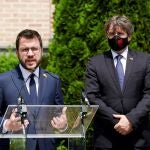 Pere Aragonès (izda.), junto al ex presidente de la Generalitat Carles Puigdemont en una comparecencia conjunta en Waterloo (Bélgica)