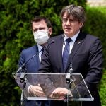 El presidente de la Generalitat, Pere Aragonès (i), y el expresident Carles Puigdemont (d), ofrecen una rueda de prensa tras su primer encuentro presencial desde la toma de posesión del nuevo Govern