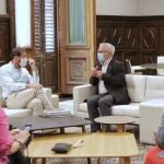Reunión entre el alcalde de Valladolid, Óscar Puente (izda), y el de Valencia, Joan Ribó