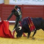Juan Ortega, en un derechazo, en Morón