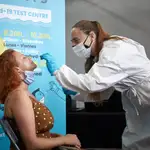 Una profesional sanitaria realiaza su trabajo en Lloret de Mar, uno de los principales destinos turísticos de España.