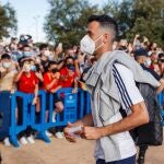 Busquets llega al hotel de Sevilla donde se concentra la selección