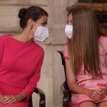 MADRID, 18/06/2021.- La reina Letizia conversa con su hija la infanta Sofía durante el acto de imposición de condecoraciones de la Orden del Mérito Civil con motivo del VII aniversario de la proclamación del Rey celebrado este viernes en el Palacio Real en Madrid. EFE/J.J. Guillén POOL
