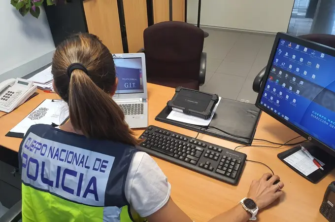 Detienen a un hombre en Valladolid por obtener imágenes de contenido sexual de un centenar de mujeres y distribuirlas en Internet Detienen a un hombre en Valladolid por obtener imágenes de contenido sexual de un centenar de mujeres y distribuirlas en Internet