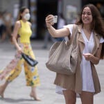 Una mujer se echa un selfie sin mascarilla, en la Puerta del Sol