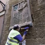 Retirada de la placa de la casa natal de Pemán. AYUNTAMIENTO DE CÁDIZ