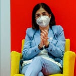 La ministra de Sanidad, Carolina Darias, aplaude durante la entrega del Premio FIAPAS de Investigación en Deficiencias Auditivas