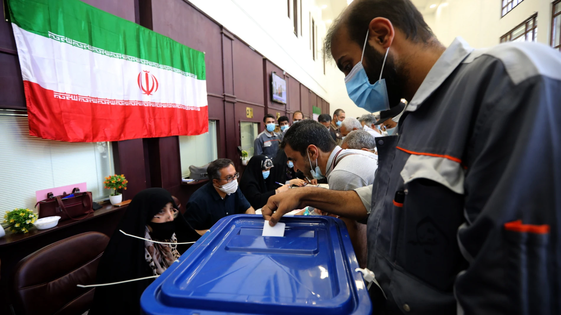 Iraníes votan en las elecciones a la presidencia de Irán de este año. EFE