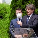 El presidente de la Generalitat, Pere Aragonès (i), y el expresident Carles Puigdemont (d), ofrecen una rueda de prensa tras su primer encuentro presencial desde la toma de posesión del nuevo Govern