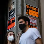 Carteles de anuncios de viviendas en venta en Madrid