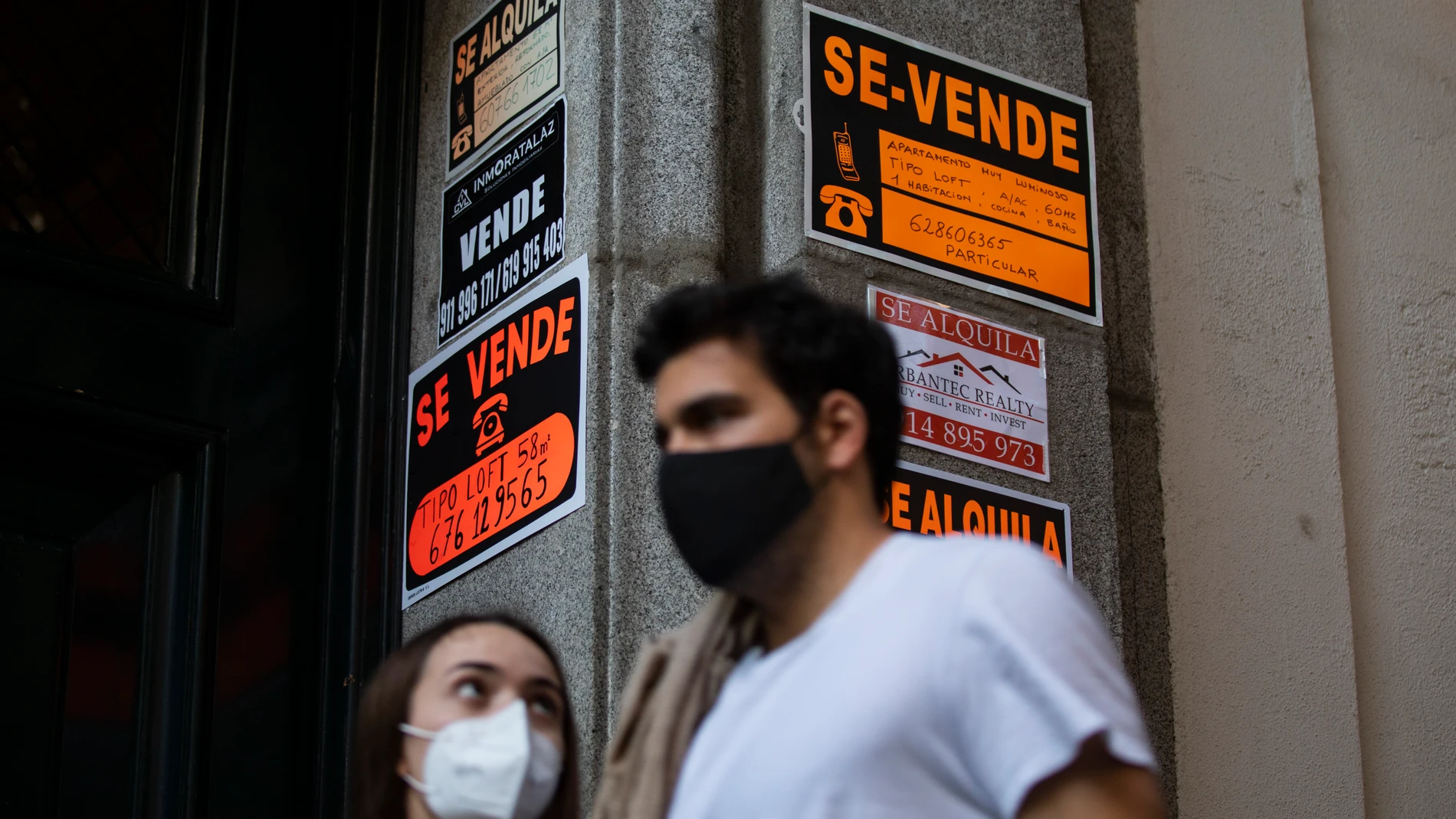 Carteles de anuncios de viviendas en venta en Madrid