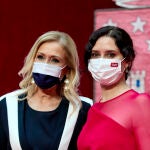 La ex presidenta de la Comunidad de Madrid Cristina Cifuentes y la presidenta de la Comunidad de Madrid, Isabel Díaz Ayuso, en la toma de posesión de esta última