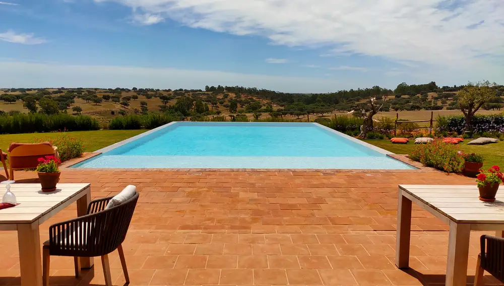 Una de las varias piscinas diseminadas a lo largo de este alojamiento