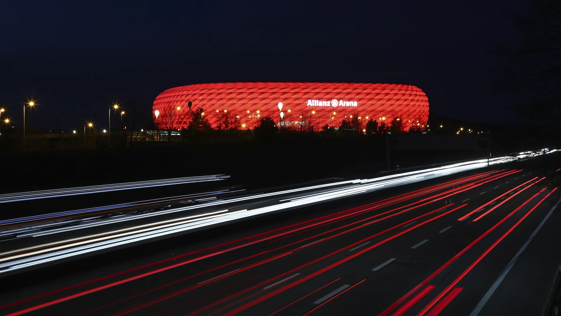 El estadio Allianz Arena de Múnich iluminado en rojo