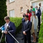 El expresident Carles Puigdemont atiende a la prensa tras la reunión mantenida ayer con los consellers de JxCat en el Govern, Jordi Puigneró, Jaume Giró, Victòria Alsina, Gemma Geis, Josep Maria Argimon, Lourdes Ciuró y Violant Cervera, en Waterloo