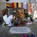 La sepultura del poeta sevillano, lugar de peregrinaje de personas que lo admiran, luce plagada de flores
