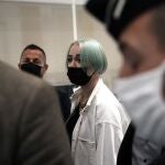 La adolescente francesa Mila tras abandonar ayer la corte de París