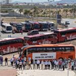Concentración junto a los conductores de autobuses escolares que inician una huelga en la líneas de autobuses que cubren el transporte escolar dependientes de la consejería de Educación