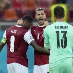 Aleksandar Dragovic abraza a David Alaba