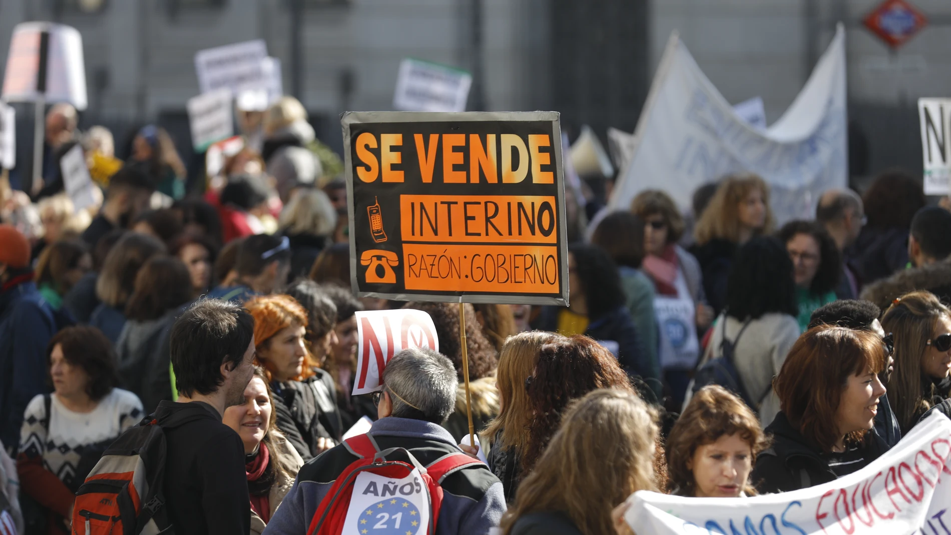 Manifestacion de interinos por el centro de Madrid, reivindicando las plazas fijas en sus puestos de trabajo