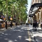 Unas 200 personas protestan ante el Liceu antes del acto político de la CUP