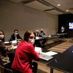La diputada y Portavoz Adjunta de Ciudadanos en el Parlamento de Cataluña, Marina Bravo (d); y la líder de Cs, Inés Arrimadas, miran a la cámara durante una reunión del Comité Ejecutivo del partido, a 21 de junio de 2021.