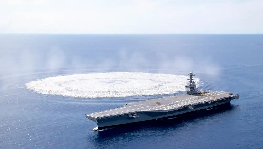 El USS Gerald R. Ford durante un ejercicio con una explosión programada en el Atlántico.