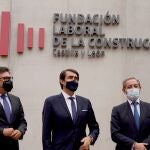 El consejero de Fomento y Medio Ambiente, Juan Carlos Suárez-Quiñones, mantiene un encuentro con representantes nacionales y regionales de la Confederación de la Construcción y de la Fundación Laboral de la Construcción