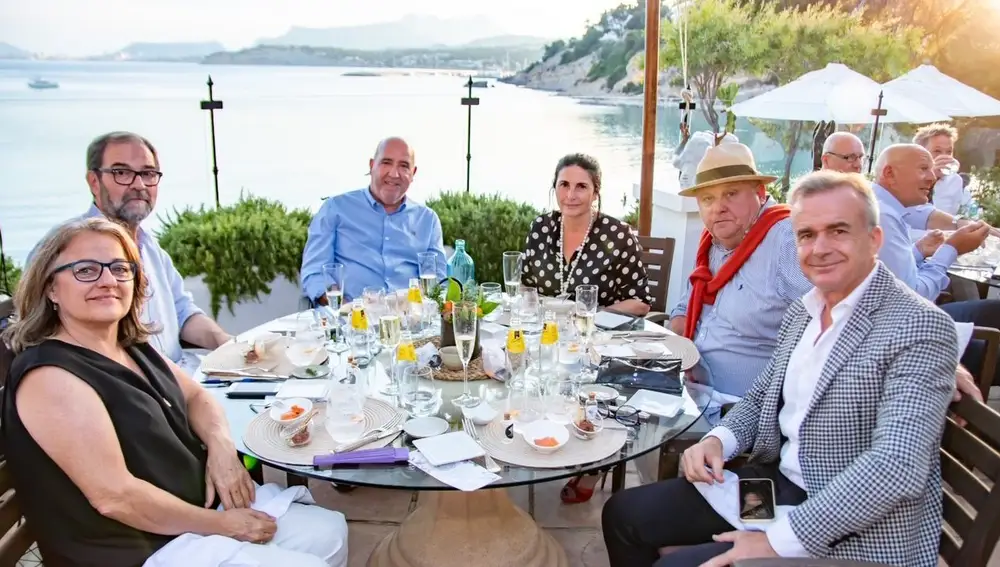Un grupo de asistentes a la presentación de la ginebra QR en el restaurante Le Dauphin