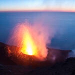 Una de las erupciones que, desde hace 2.000 años, ocurren en el volcán Stromboli cada 10 minutos.