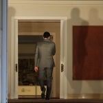 El presidente del Gobierno, Pedro Sánchez, entra en el Palacio de la Moncloa tras realizar una declaración institucional después de la celebración del Consejo de Ministros en el que se han aprobado los indultos a los presos independentistas en prisión