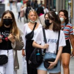 Imagen de gente con la mascarilla por Madrid