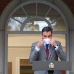 El presidente del Gobierno, Pedro Sánchez, se pone la mascarilla tras realizar una declaración institucional tras la celebración del Consejo de Ministros en el que se han aprobado los indultos a los presos independentistas en prisión
