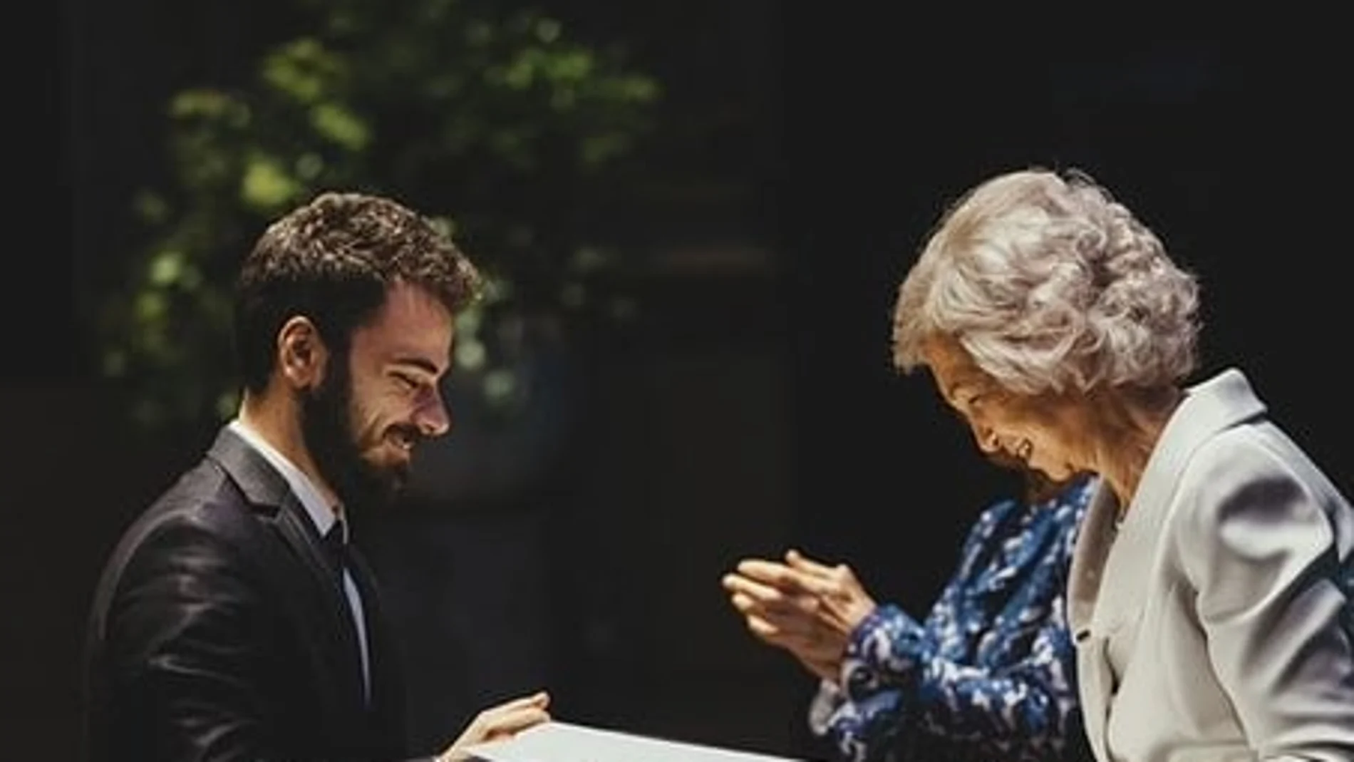 Pablo Díaz recibe un premio de manos de la Reina Sofía