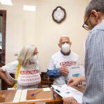Menchu Vila y Santiago Menchero, de Asjubi40, entregan en el registro del Congreso de los Diputados varias copias de los 40 testimonios