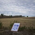 Un retrato de Carles Puigdemont en los aledaños de la cárcel de Lledoners antes de que los indultados salieran a la calle