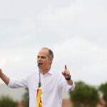El exconseller Jordi Turull se dirige a los simpatizantes que se han congregado a las puertas del Centro Penitenciario de Lledoners
