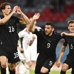 Leon Goretzka dibuja un corazón con sus dedos ante los ultras de Hungría.
