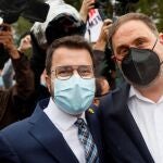 El presidente de la Generalitat, Pere Aragonès, saluda al presidente de su partido, Oriol Junqueras, a las puertas del centro Penitenciario de Lledoners